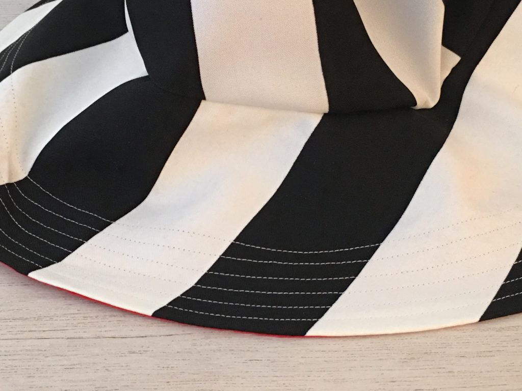 cuciture parallele per la falda del cappello grande