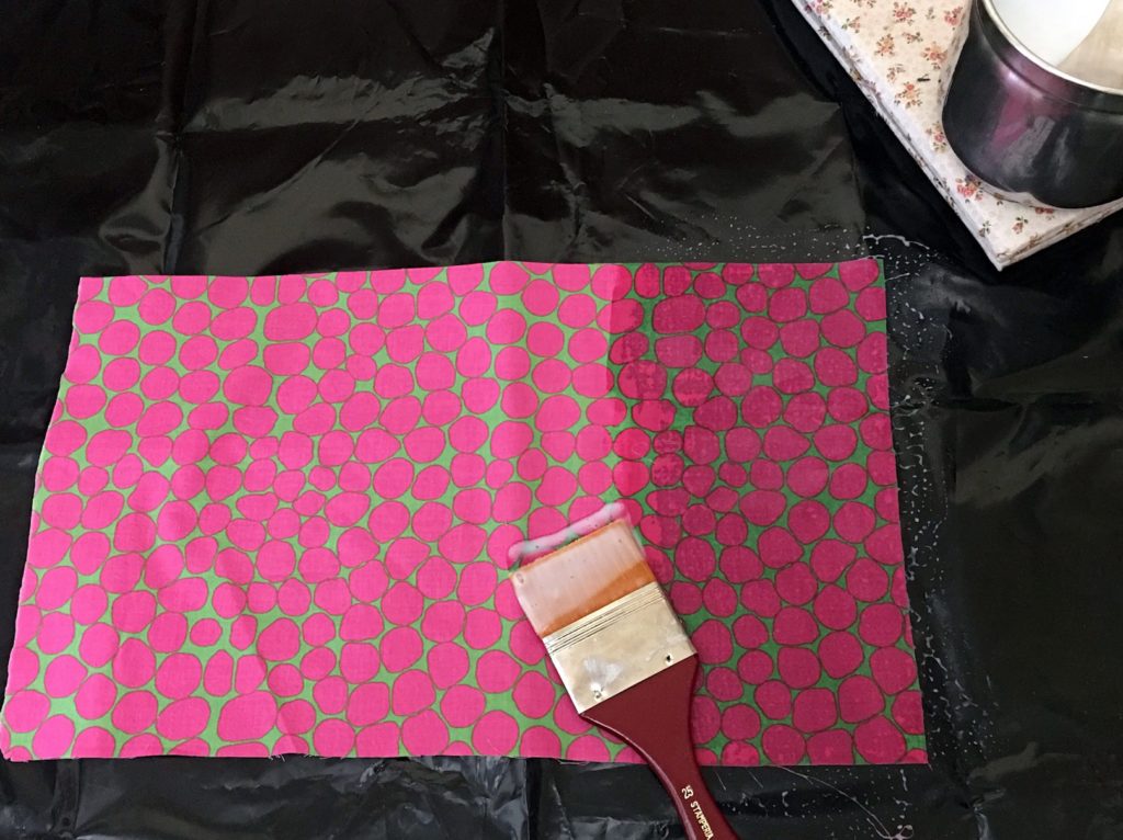 proteggete il piano da lavoro e spennellate il composto sul tessuto scelto per le rose di stoffa