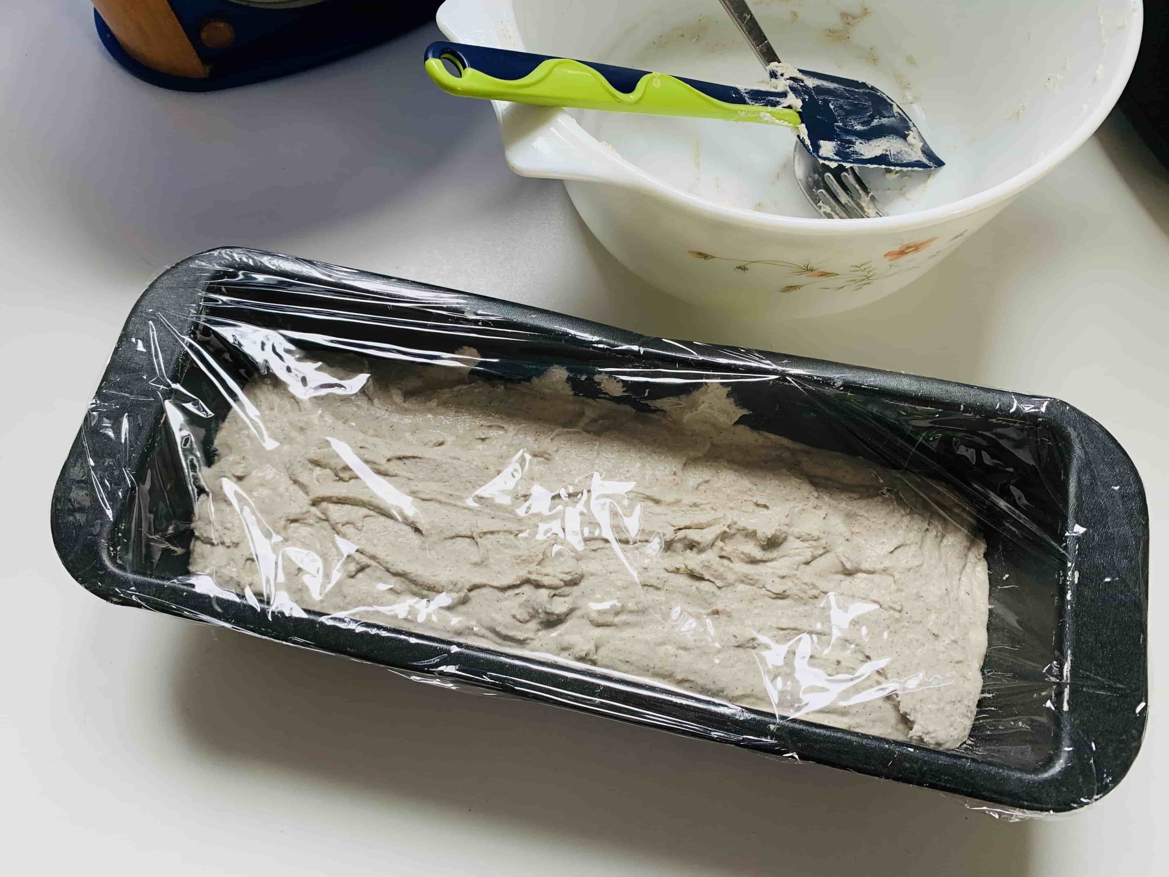 versare il composto del pane saraceno nel contenitore di cottura