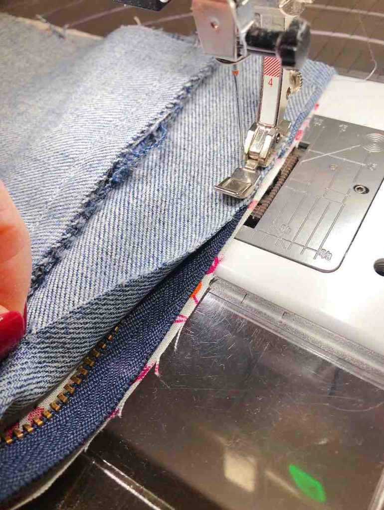 cucire denim, cotone e zip insieme